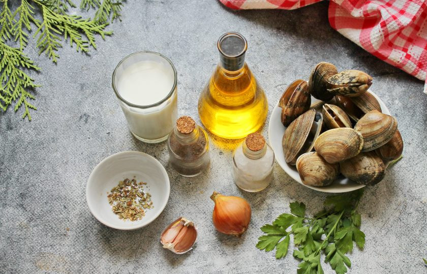 1. Этап. Вонголе в сливочном соусе: Подготовьте все необходимые ингредиенты для приготовления вонголе в сливочном соусе.