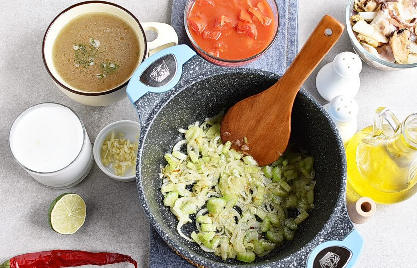 1. Этап. Суп из коктейля морепродуктов: Разогрейте масло в кастрюле с толстым дном. Слегка обжарьте лук и сельдерей до мягкости, при помешивании, минуты 3, не давая овощам подрумяниваться.