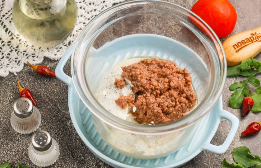 1. Этап. Рыбный мусс: Добавьте консервированного тунца. Если это не стружка рыбы, то разомните кусочки тунца вилкой.