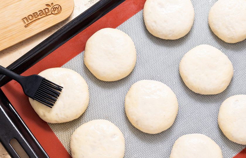 1. Этап. Постные пирожки с повидлом: Смажьте пирожки водой и выпекайте в разогретой до 200 градусов духовке 10-15 минут до румяного цвета.