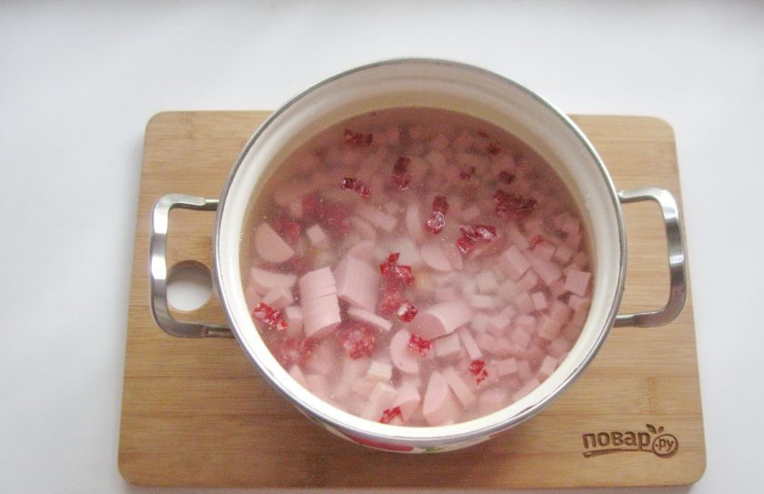 1. Этап. Солянка с солеными грибами: После выложите в кастрюлю с куриным бульоном.