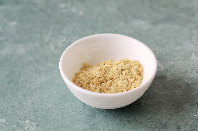 1. Этап. Веганский смузи: Измельчите семена льна в кофемолке.