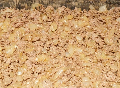1. Этап. Запеканка картофельная с мясом: 2. На сковороде с небольшим количеством масла обжарьте измельченный лук до прозрачности. Выложите фарш и жарьте на среднем огне до готовности. Посолите и поперчите по вкусу, выложите на картофель в форму.