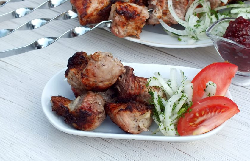 1. Этап. Шашлык на минералке с уксусом: К шашлыку подайте свежие овощи и маринованный лук с зеленью. Приятного аппетита!