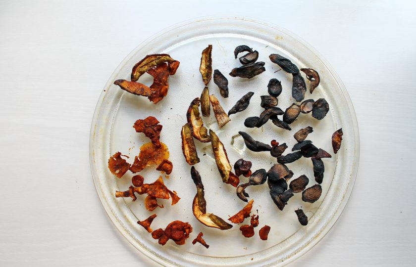 1. Этап. Сушка грибов в микроволновке: Повторяйте процедуру, пока грибы не станут по виду как сухие, но остаются эластичными. Количество раз зависит от вида и качества грибов.