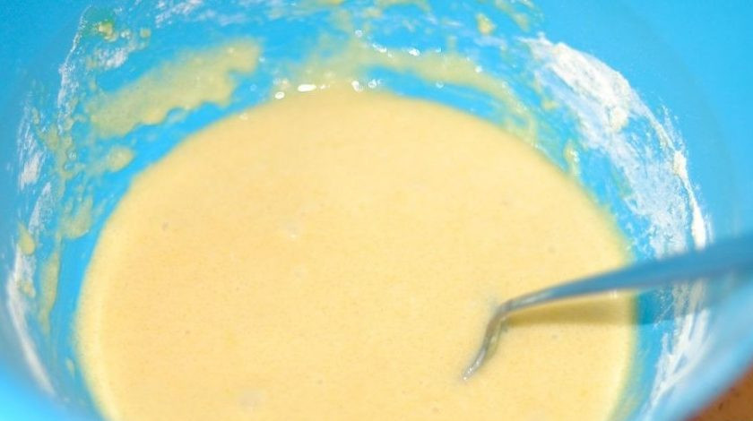 1. Этап. Шарлотка для мультиварки: Сделайте тесто, смешав яйца с мукой, сахаром и разрыхлителем.