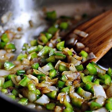 1. Этап. Картофель с беконом: 4. Затем добавить нарезанный кубиками сладкий перец и готовить от 2 до 3 минут.