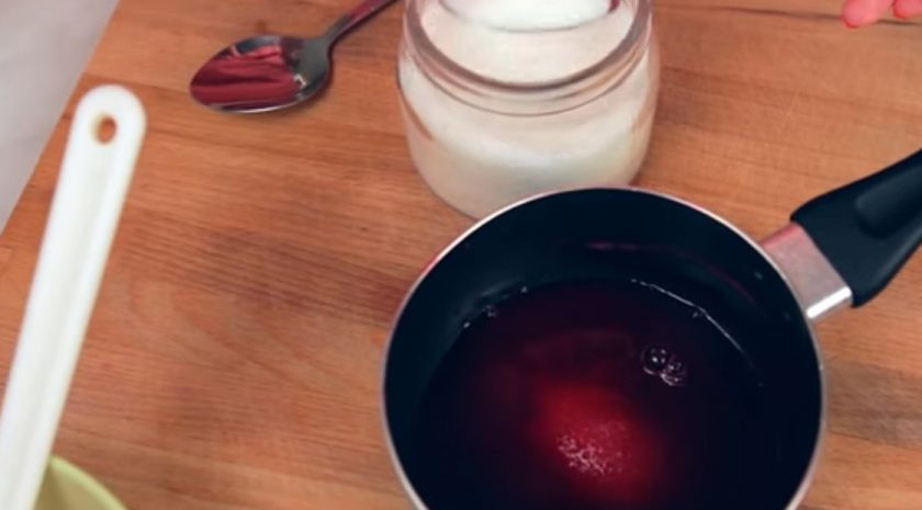 1. Этап. Молочный коктейль с ягодным сиропом: 2. Когда ягоды будут готовы, протрите их через сито, чтобы получить сок. Добавьте к нему сахар и поставьте на огонь, доведите до кипения и немного выпарите жидкость.