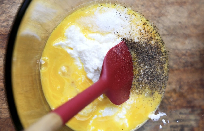 1. Этап. Солёная домашняя выпечка: В отдельной глубокой мисочке смешайте яйца, рикотту, тертый сыр и соль с перцем. Перемешайте до однородности.