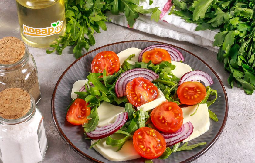 1. Этап. Салат с адыгейским сыром и помидорами: Промытые помидоры черри разрежьте пополам или на четвертинки. Добавьте нарезку к другим продуктам. По желанию можно использовать обычные помидоры.