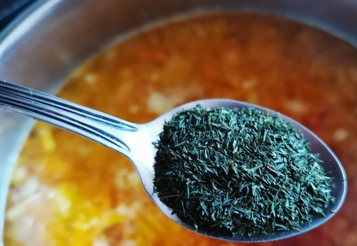 1. Этап. Суп Метис: сухой укроп. *Можно заменить на свежую зелень, но мне в этом супе нравится вкус и аромат именно сушёного укропа. Наверное, это идёт из детства, тогда мне ужасно хотелось попробовать пакетированный мясной суп со звёздочками ))) Но мама упорно не покупала, а я иногда специально заходила в бакалею подышать...)) Моя мама готовила великолепно, откуда такое желание непонятно. ?