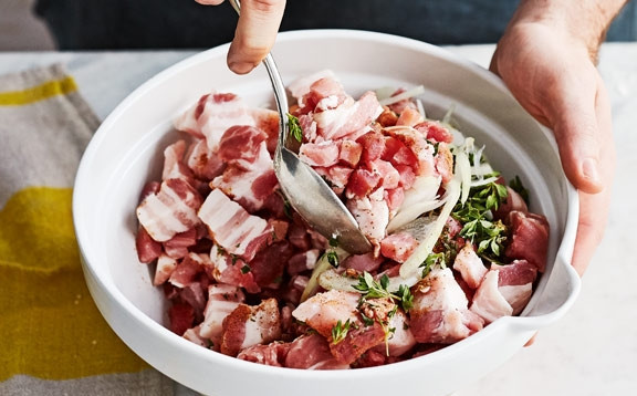 1. Этап. Пирог Лукошко с беконом: 4. В отдельной емкости смешайте мелко нарезанную свинину, ломтики бекона, тонко нарезанный лук, шалфей, тимьян, мускатный орех и лавровый лист.