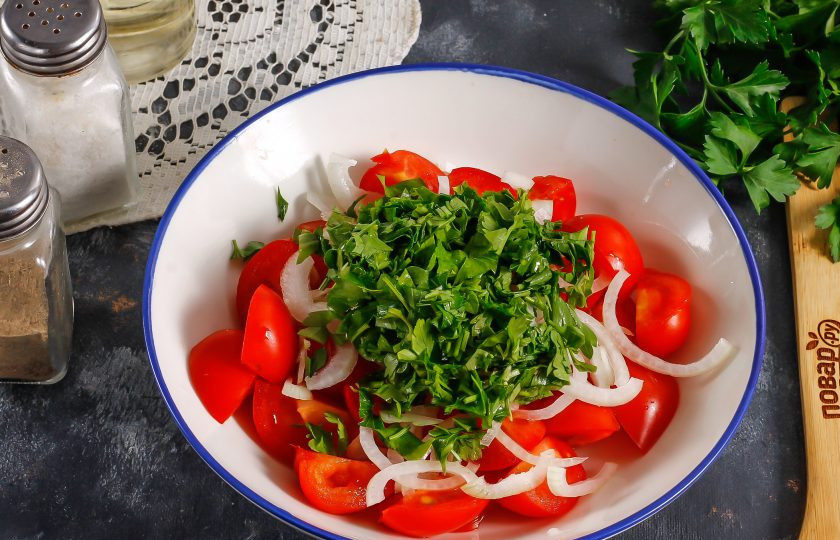 1. Этап. Теплый салат из кабачков и помидоров: Промойте петрушку и измельчите, добавьте в емкость. Вместо петрушки можно использовать укроп.