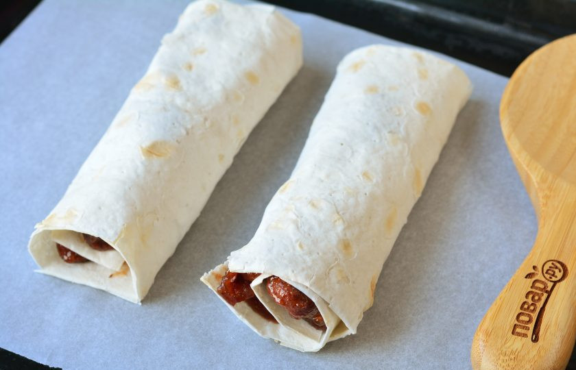 1. Этап. Рулет из лаваша с вареньем: Сверните лаваш рулетом. Выложите на противень.