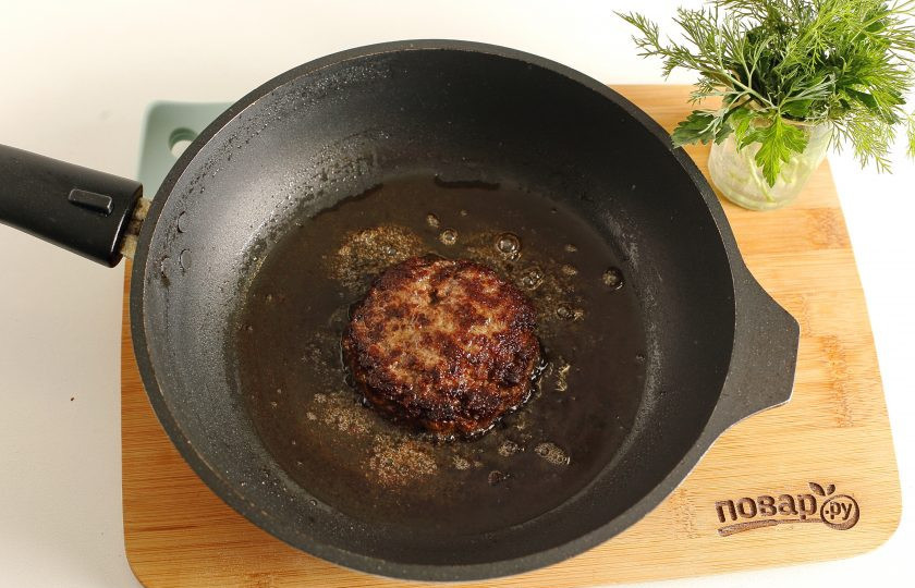 1. Этап. Драник-бургер: Таким же образом приготовьте котлеты из фарша.