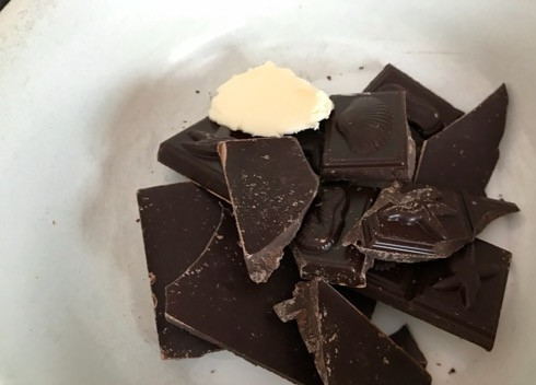 1. Этап. Испанские сладкие тосты: 7. Пока остывают тосты, растопите шоколад с 2 столовыми ложками молока и 1 чайной ложкой масла.