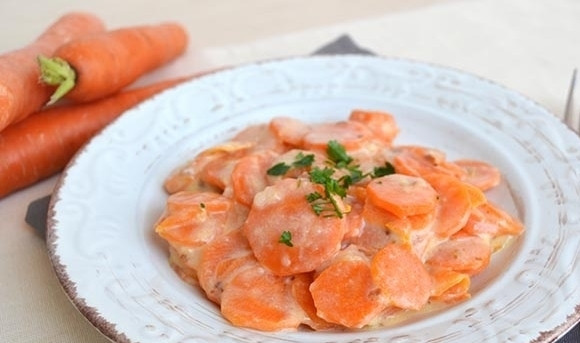 1. Этап. Тушеная морковь в молоке: Подайте морковь, тушенную в молоке, горячей, посыпав мелко нарезанной петрушкой.