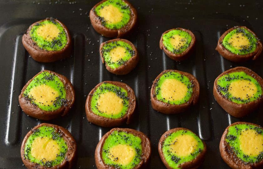 1. Этап. Печенье Киви: Выложите печенье на противень. Сверху посыпьте зеленую часть теста маком.