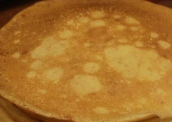 1. Этап. Рулеты из блинов с начинкой: Готовим тесто для блинов: смешиваем муку, сахар и соль. Добавляем яйца с молоком и тщательно размешиваем, чтобы не было комочков. Тесто лучше оставить минут на 15-20. Затем нужно размешать его с растительным маслом и испечь тонкие блинчики.