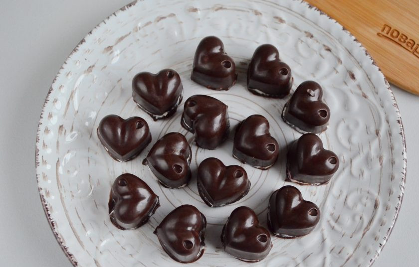 1. Этап. Конфеты Чизкейк в шоколаде: Через час извлеките конфетки из формы и пробуйте!