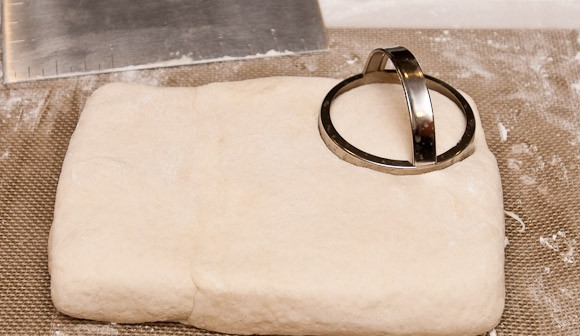 1. Этап. Печенье на смальце: Теперь с помощью стакана, а лучше круглой специальной фигурки для теста, вырежьте круглые толстые печенья.