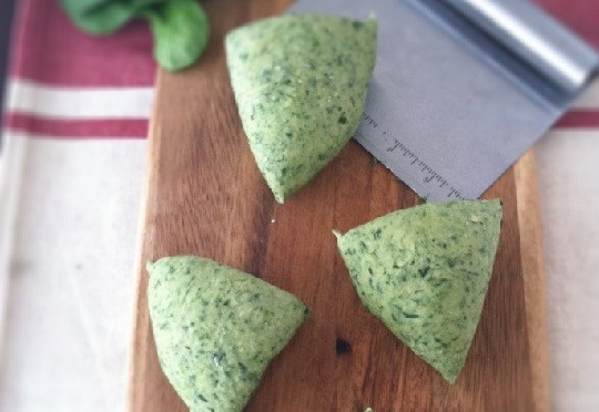 1. Этап. Шпинатная паста: 3. После разделите на 4-5 частей, каждую очень тонко раскатайте.