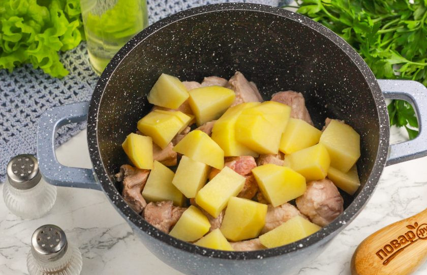 1. Этап. Чечевица с картошкой и мясом: Нарежьте картофель такими же кубиками и добавьте в емкость. Обжарьте еще 5-6 минут. Кубики картофеля должны как следует подрумяниться.