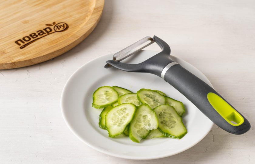 1. Этап. Бутерброды с хумусом: Огурец помойте, с помощью овощечистки нарежьте на тонкие слайсы.