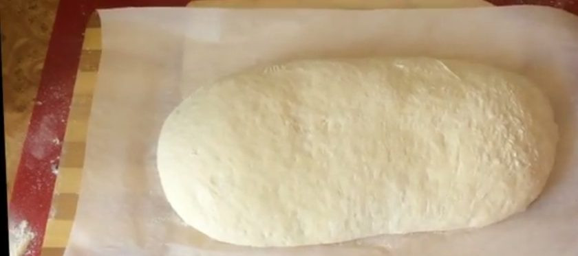 1. Этап. Подовый белый хлеб с орегано: Стряхните лишнюю муку. Разогрейте духовку вместе с камнем для выпечки до 200 градусов и сбрызните боковые части и поддон духовки водой. Выпекайте хлеб 35 минут и полностью остудите на решетке. Приятного аппетита!