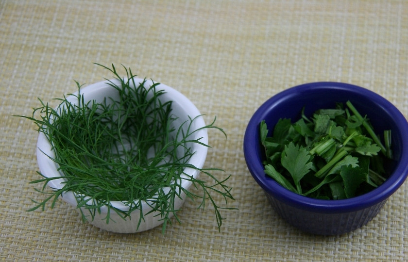 1. Этап. Салат Русская красавица с ветчиной: Мелко нарубите свежую зелень.