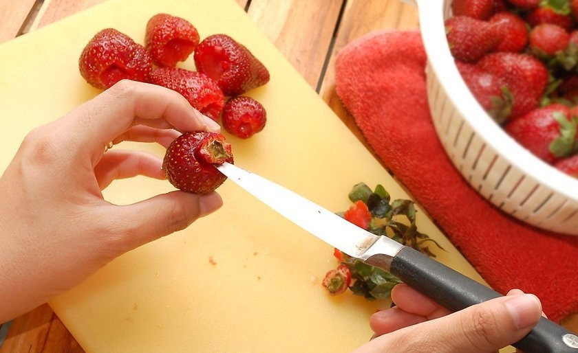 1. Этап. Пирог с клубникой: 1. Вымойте ягоды, затем откиньте их на дуршлаг, чтобы стекла влага. Удалите зеленые хвостики вручную или ножом.