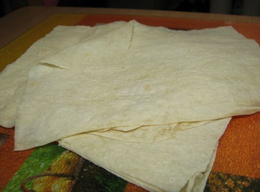 1. Этап. Лаваш с брынзой: Большой лист тонкого лаваша нарезаем на 8 одинаковых частей. Размер каждой - примерно 15 на 15 см.