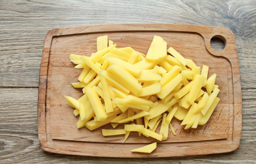 1. Этап. Суп с тушенкой из говядины: В кастрюлю налейте воду и доведите до кипения на среднем огне. Очищенный картофель порежьте соломкой и выложите в кипящую воду, посолите. Варите в течение 15-20 минут, снимая пену, которую образует картофель.