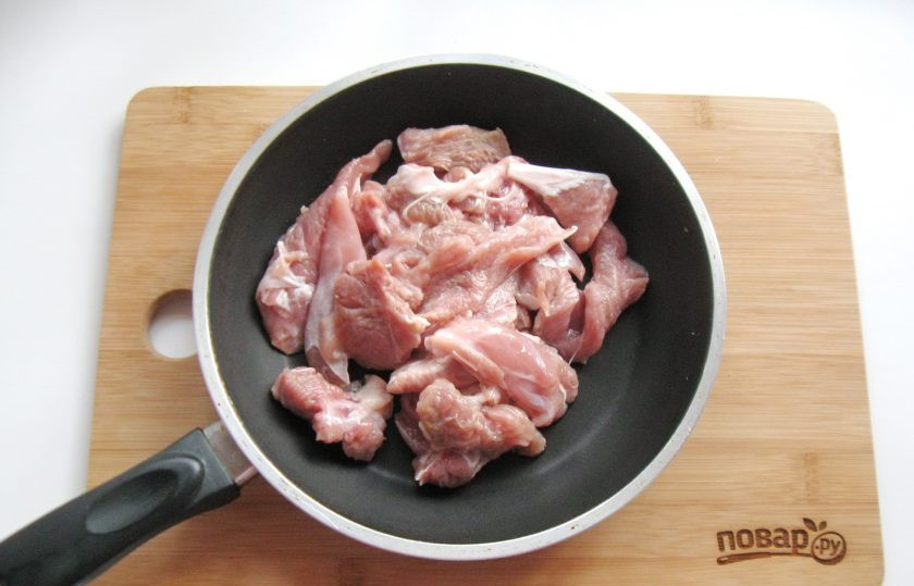 1. Этап. Суп Кесме по-киргизски: Баранину нарежьте небольшими кусочками и выложите в сковороду с подсолнечным маслом. У меня было мясо молодого барашка. Но можно взять говядину, телятину, индейку, хуже не будет.