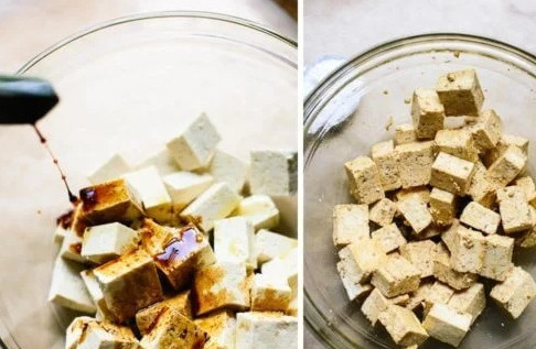 1. Этап. Запеченный тофу: 3. Выложите в глубокую мисочку, добавьте оливковое масло, соевый соус и крахмал. Аккуратно перемешайте.