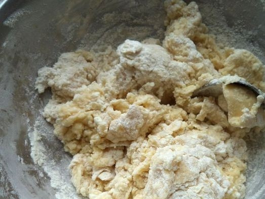 1. Этап. Бездрожжевое тесто на маргарине: Добавьте сухие ингредиенты к яично-сметанной массе и хорошенько перемешайте. Сначала делайте это вилкой, а когда тесто 