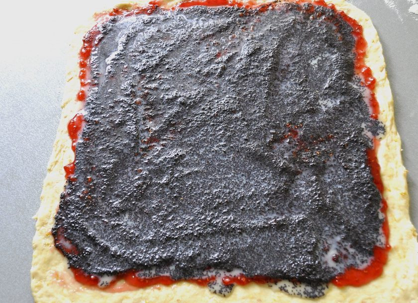 1. Этап. Венский рулет: Следующим слоем выложите маковую начинку.