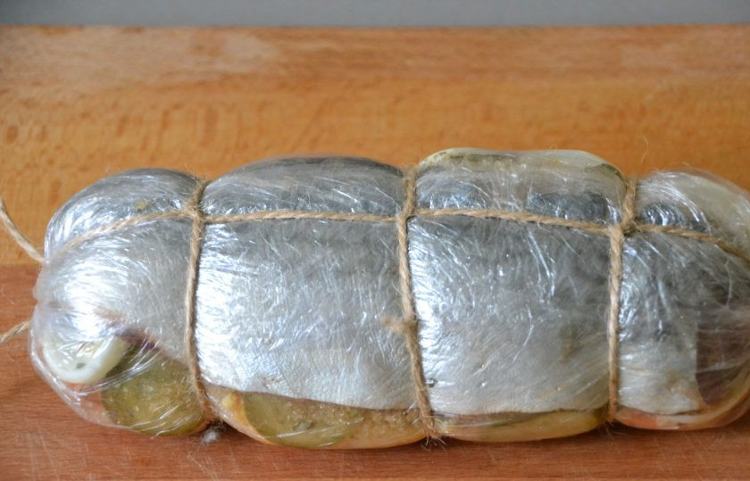 1. Этап. Скумбрия по-царски: Обвяжите шпагатом. Положите рыбу в кипящую воду на 20 минут с момента закипания.