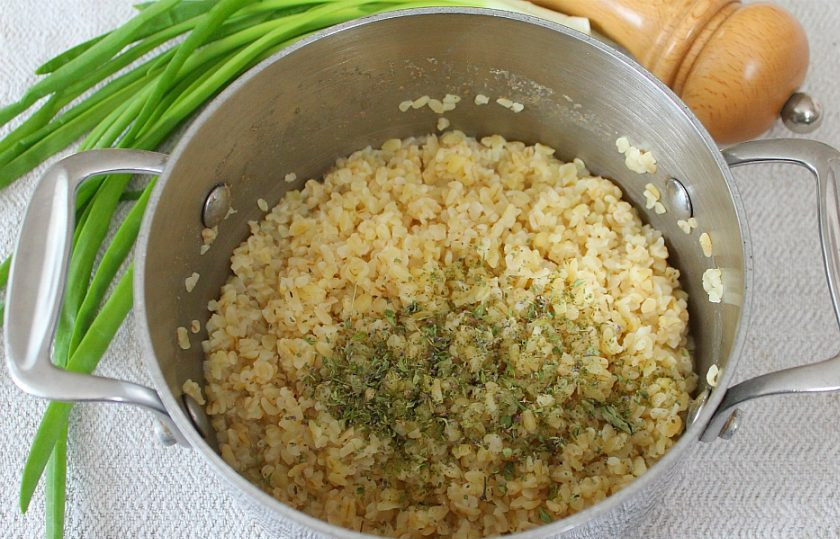 1. Этап. Булгур с фасолью: Булгур готов. Добавляем к нему пряные травы.