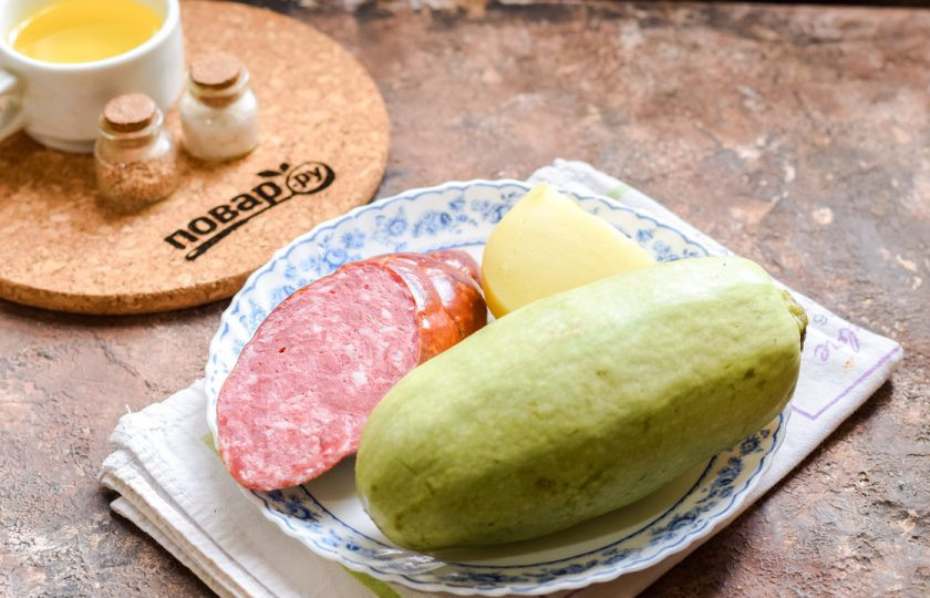 1. Этап. Кабачки под шубой в духовке: Подготовьте ингредиенты. Включите и прогрейте духовку, установите температуру 180 градусов.