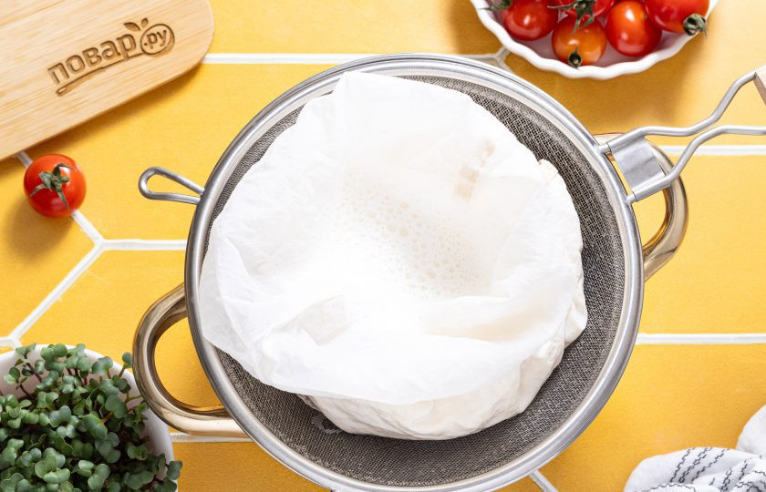 1. Этап. Крем-сыр из миндаля: Процедите получившееся миндальное молоко от жмыха через несколько слоев марли или специальный лавсановый мешочек. Хорошенько отожмите. Миндальный жмых можно потом высушить и измельчить в кофемолке — получится миндальная мука, которую можно использовать в готовке.