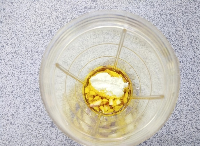 1. Этап. Пицца Наан: 3. В это время приготовьте чесночный соус. В неглубокой миске смешайте сахар и воду, и поставьте смесь в микроволновку на 10-15 секунд. Добавьте в сахарный сироп оставшийся чеснок, оливковое масло, соль и йогурт. С помощью погружного блендера превратите соус в однородную массу.