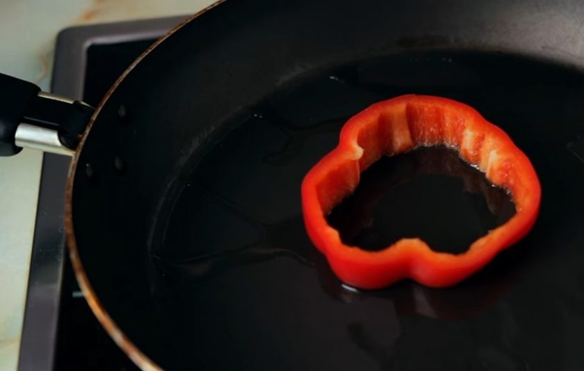 1. Этап. Яичница в хлебе, перце и луке: 1. Для начала подготовьте овощи и хлеб под яичницу. Для этого аккуратно разрежьте болгарский перец, чтобы срез получился максимально ровным, и удалите из него семена и средину.