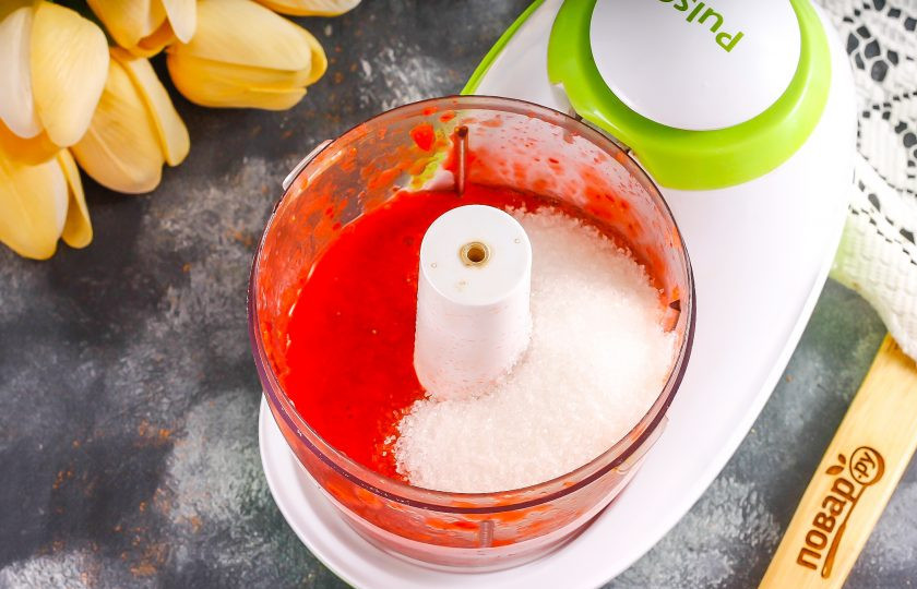 1. Этап. Ксу ксу из клубники: Всыпьте сахар, и влейте сок лайма. Можно вместо лайма использовать сок лимона, а вместо сахара — мед.