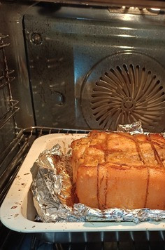 1. Этап. Грудинка запеченная в духовке: Мясо перевернуть и промазать с другой стороны. Запекать еще минут 15-20.