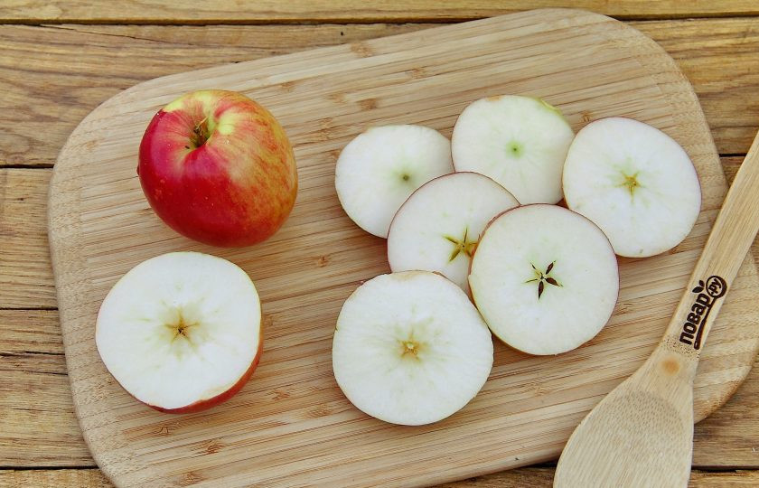 1. Этап. Яблоки гриль: Яблоки тщательно вымойте и нарежьте кружочками, толщиной 5-7 мм. Серединку я не удаляю, шкурку тоже оставляю, но это по желанию на ваш выбор.