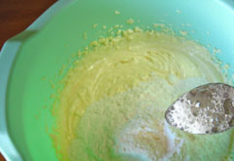 1. Этап. Кексики лимонные: Кладем просеянную муку и соду гашенную лимонным соком. Перемешиваем.