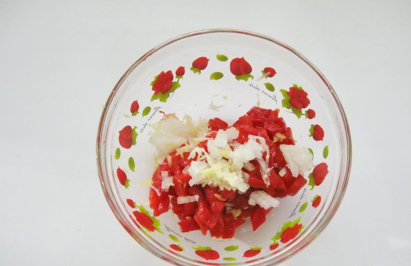 1. Этап. Сальса из печеного перца: Добавьте мелко нарезанный лук и лимонную цедру.