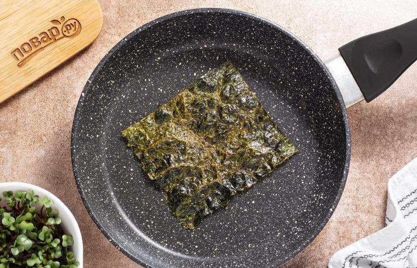 1. Этап. Фурикакэ: Хорошо разогрейте сковороду на среднем огне. Обжарьте все квадратики нори по 3-5 секунд с двух сторон. Они должны чуть сжаться, но следите, чтобы они не сгорели!