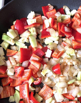 1. Этап. Куриная грудка с брокколи и перцем: Добавить сладкий перец, обжарить пару минут.